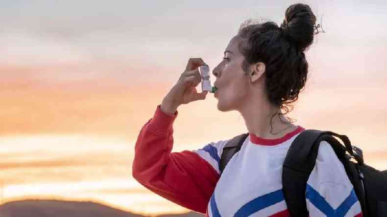 O controle da asma costuma depender de alguns remdios inalatrios, que so tomados por meio das populares 'bombinhas'(foto: Getty Images)