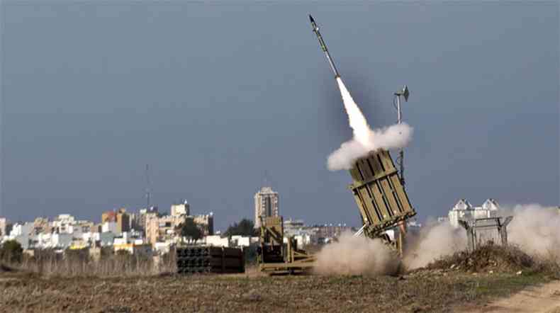 Mssil israelense  lanado em resposta a um foguete lanado a partir da Faixa de Gaza (foto: AFP PHOTO / JACK GUEZ )