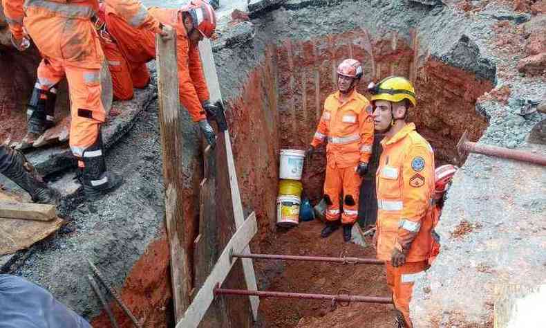 Homens foram soterrados em obra no Bairro So Benedito, em Santa Luzia(foto: Corpo de Bombeiros/Divulgao)