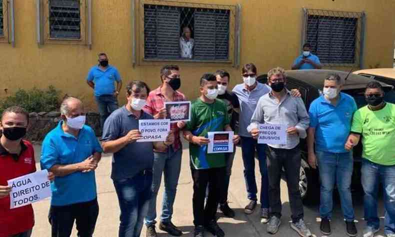 Vereadores e moradores protestam pela falta de gua em Ribeiro das Neves
