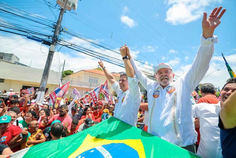 Lula fez caminhada entre as praças da Bandeira e dos Três Poderes, na capital sergipana(foto: RICARDO STUCKERT/DIVULGAÇÃO) Lula