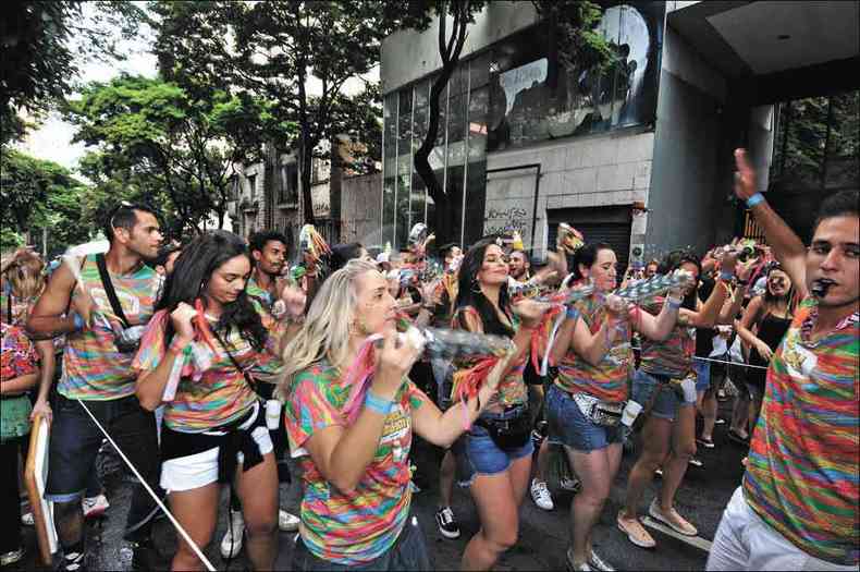 Desfile do Bloco Morreu Bahia: 79% dos empresrios pretendem ficar de portas abertas durante toda a festa de Momo, em especial os restaurantes(foto: Marcos Vieira/EM/D.A Press )