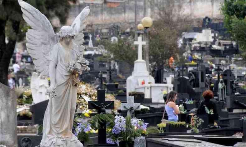 Expectativa  de que milhares de pessoas visitem os cemitrio do Bonfim(foto: Beto Novaes/EM/D.A.Press)