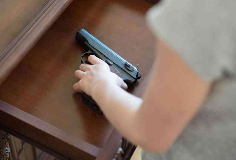 Criana encontra pistola em gaveta de casa