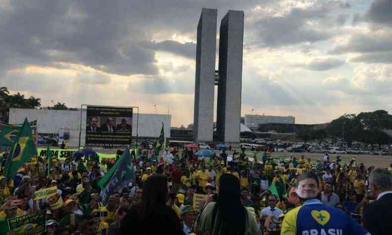 Um grupo de pessoas vestidas de verde e amarelo tentou derrubar as grades que cercam a rea externa do tribunal(foto: Divulgao/Movimento Brasil Livre)