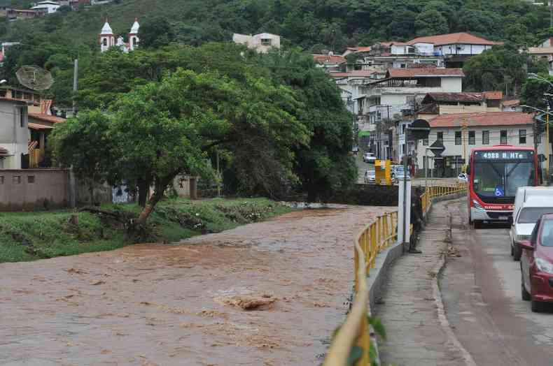 Rio quase transbordadno em Sabar