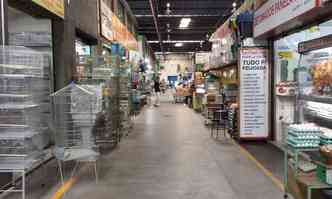 No Mercado Central de Contagem, gaiolas de animais  venda ficam prximas de loja de alimentos(foto: Mateus Parreiras/EM/DA Press)