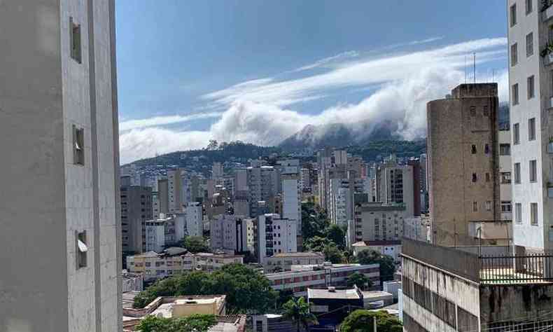 Vista da Serra do Curral no Bairro Mangabeiras: céu claro surpreendeu moradores hoje(foto: Mateus Parreiras/EM/DA Press)