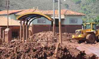 Povoado de Paracatu de Baixo foi invadido pela lama depois da tragdia de 5 de novembro: parlamentares querem exigir contratao de seguros de danos material e ambiental (foto: Sidney Lopes/EM/DA Press)