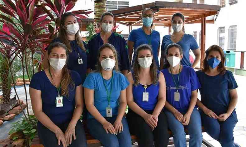 De mscaras, fonoaudilogos do Hospital da Clnicas posam para foto