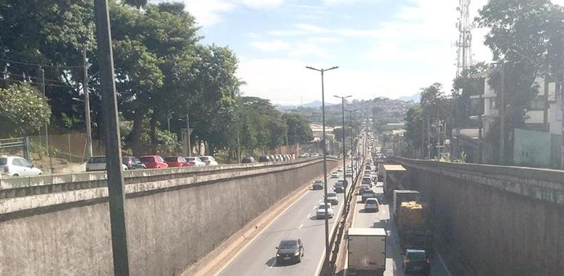 Trfego intenso na rodovia BR-381 Cidade Industrial