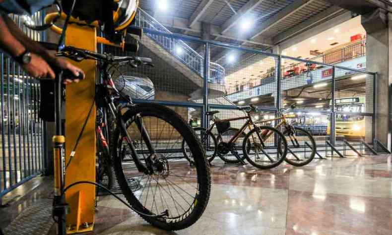 Na Estao Barreiro, alguns equipamentos de manuteno de bicicletrio foram vandalizados(foto: Leandro Couri/EM/D.A Press)