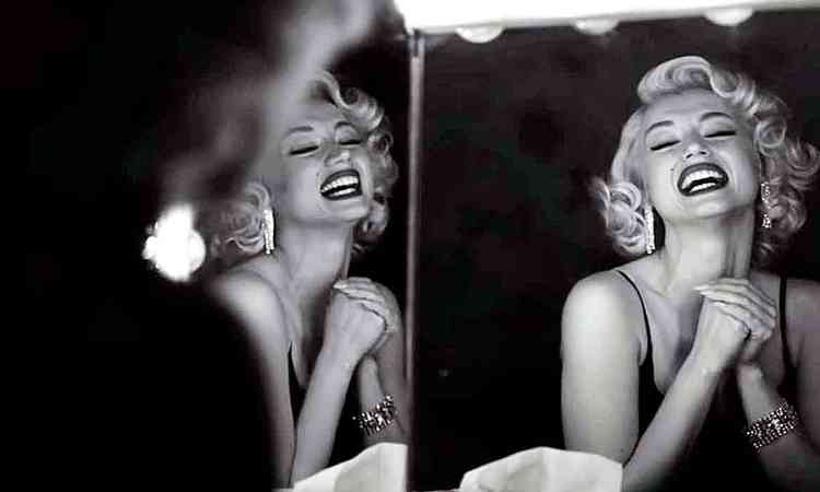 A atriz Ana de Armas como Marilyn Monroe se olha no espelho em cena do filme Blonde

