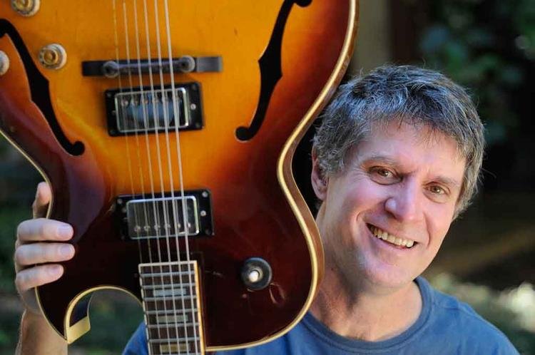 Wilson Lopes, que toca com Milton Nascimento, segura a guitarra