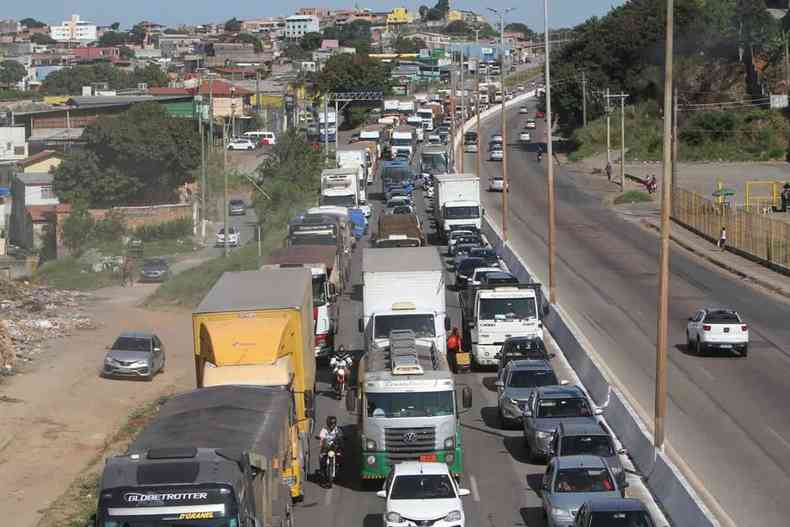 Fileira de carros congestionamento na BR-381 saída para Vitório e Vale do aço tráfego intenso sentido BH livre