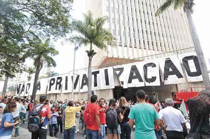Trabalhadores protestaram na sede da Cemig, em Belo Horizonte, contra o leilão das usinas(foto: Jair Amaral/EM/D.A Press) Trabalhadores protestaram na sede da Cemig, em Belo Horizonte, contra o leilão das usinas(foto: Jair Amaral/EM/D.A Press)