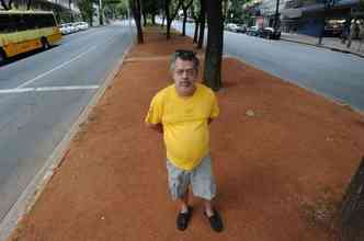 Jos Antnio Soares reclama da falta de grama em canteiro da Avenida Afonso Pena perto da Rua Cludio Manoel(foto: Leandro Couri/EM/D.A PRESS)