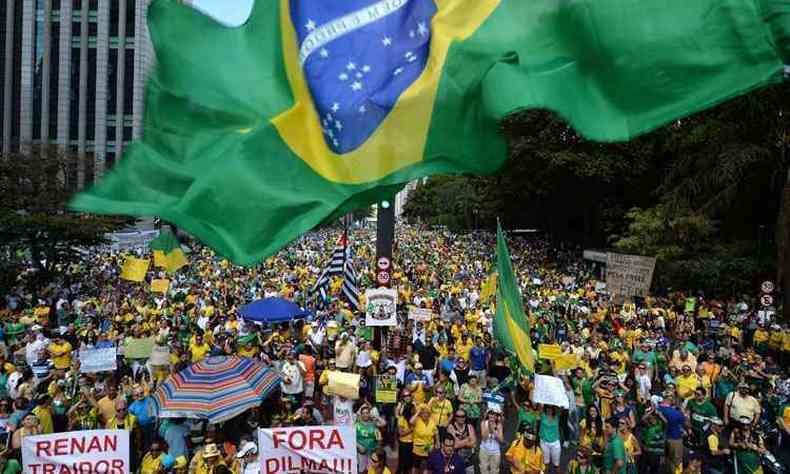 Em So Paulo, manifestantes se reuniram na Avenida Paulista em novo ato contra o governo Dilma(foto: AFP PHOTO / NELSON ALMEIDA )