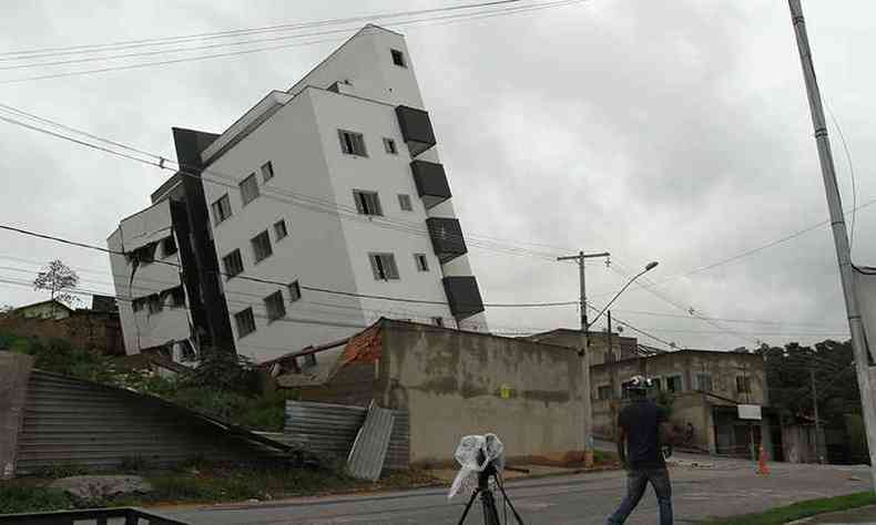Prdio tombou durante temporal em 17 de novembro(foto: Edsio Ferreira/EM/DA Press)