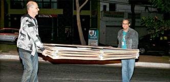 Funcion�rios do TRE recolhem cavaletes na rua: multa de at� R$ 8 mil(foto: TRE/Divulga��o)