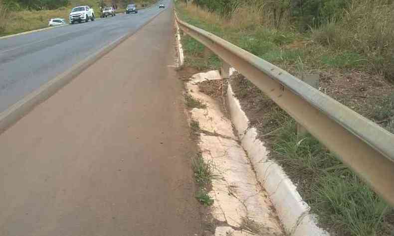 O veculo atingiu uma barra de proteo da rodovia antes de atravessar a via(foto: Polcia Militar Rodoviria (PMRv) / Divulgao)