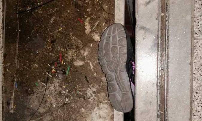 Mulher teve lesão no tornozelo após ficar com o pé preso no vão do elevador(foto: Reprodução da Internet/WhatsApp) Mulher teve lesão no tornozelo após ficar com o pé preso no vão do elevador(foto: Reprodução da Internet/WhatsApp)