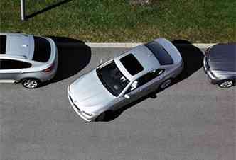 Estudo afirma que mulheres estacionam melhor que homens, mesmo demorando mais(foto: BMW/Divulgacao)