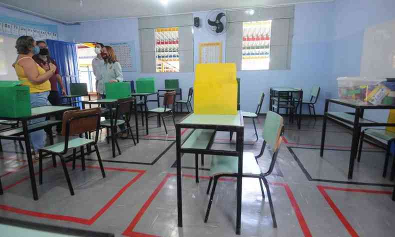 sala de aula de escola com mesas demarcadas o distanciamento 