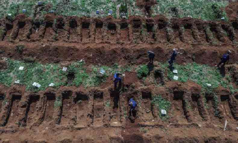 Dezenas de sepulturas so furadas em So Paulo para atender ao alto nmero de enterros por dia(foto: Nelson Almeida/AFP)