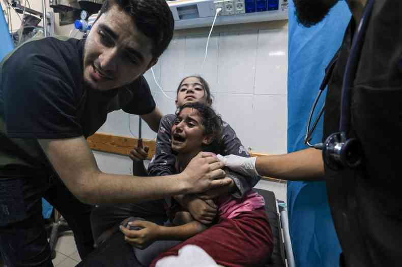 Crianas sendo atendidas por paramdicos na Faixa de Gaza