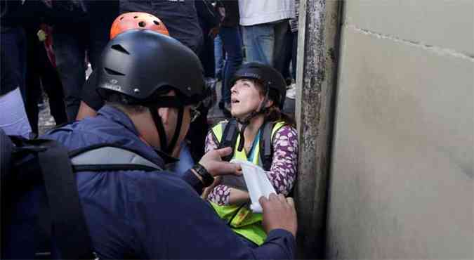 A jornalista da CNN Barbara Arvanitidis foi atingida pelo estilhao de uma bomba lanada pela PM de So Paulo na cobertura de um protesto no dia do primeiro jogo da Copa(foto: REUTERS/Ricardo Moraes )