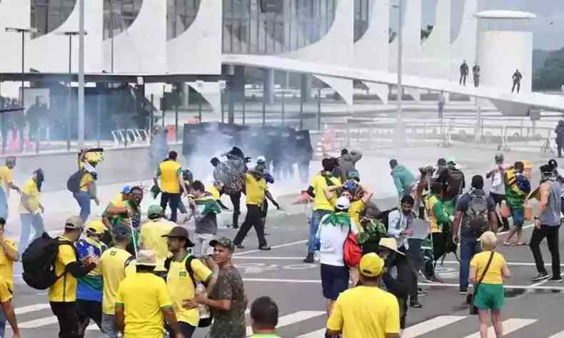 Bolsonaristas atacando as sedes dos Trs Poderes, em Braslia