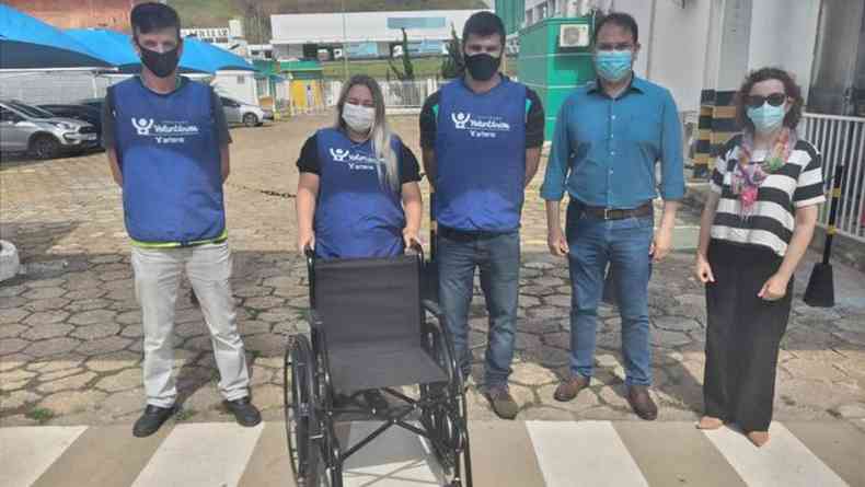 Equipe da Arteris confere 100 cadeira de rodas antes de doao em Itajub