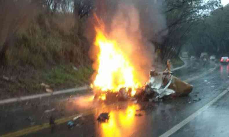 Vtimas de acidente no Vale do Ao estavam no carro da prefeitura que pegou fogo aps batida. Veculo seguia para Belo Horizonte(foto: Internet/ Reproduo/ Whatsapp)