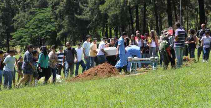 Adolescente foi enterrado nessa segunda-feira em clima de dor e revolta(foto: Paulo Filgueiras/EM/D.A.Press)