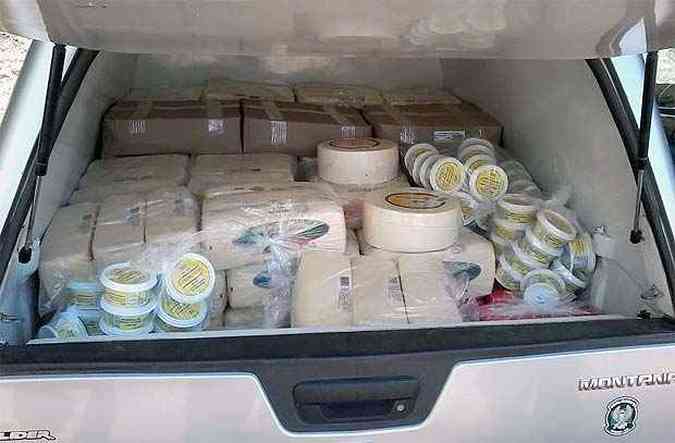 Queijos e manteigas estavam na carroceria de um veculo sem refrigerao(foto: Polcia Rodoviria Federal (PRF)/Divulgao)