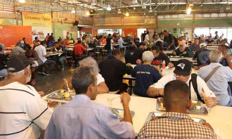 O restaurante da Avenida do Contorno serve cerca de quatro mil refeies(foto: Jair Amaral/EM/D.A Press)