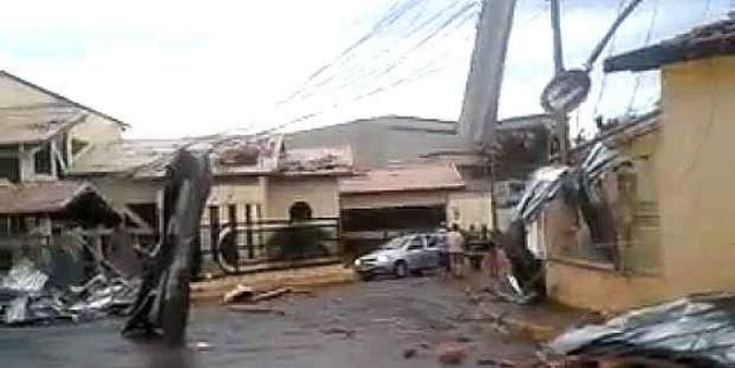 Casas destru�das na cidade de Taquarituba-SP, ap�s forte vendaval(foto: Reprodu��o/YouTube)
