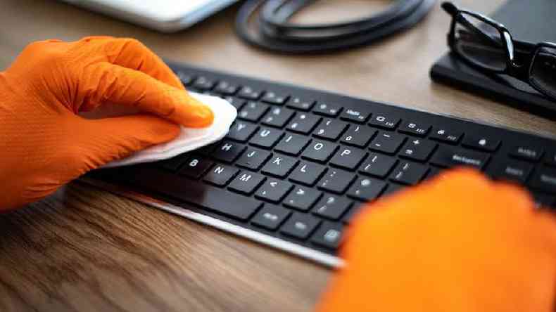 Limpar regularmente o teclado  algo necessrio em tempos de pandemia(foto: Basak Gurbuz Derman/Getty Images)