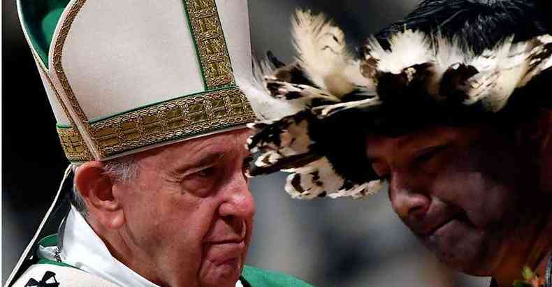 O papa Francisco recebeu indgenas provenientes da Amaznia, alguns vestindo trajes tpicos(foto: Tiziana Fabi/AFP)