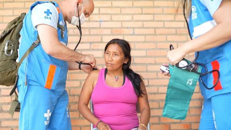 Profissionais de sade examinam mulher
