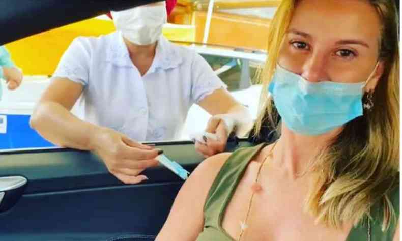 Fernanda Bolsonaro recebeu vacina contra a COVID-19 com nariz fora da máscara(foto: Reprodução/Instagram)