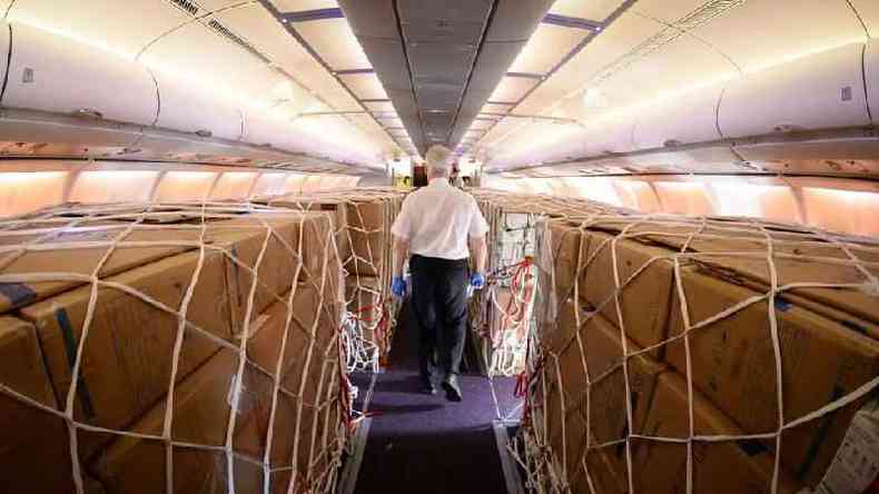 As companhias areas tm usado avies de passageiros para transportar carga durante a pandemia(foto: Getty Images)