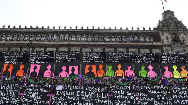 Memorial improvisado para vtimas de feminicdios no Mxico, no Dia Internacional das Mulheres em 2021