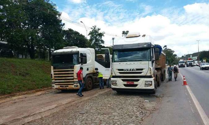 Veículos foram abordados no Bairro Olhos D'água, na Região Oeste de BH(foto: Polícia Militar Rodoviária (PMRv) / Divulgação) Veículos foram abordados no Bairro Olhos D'água, na Região Oeste de BH(foto: Polícia Militar Rodoviária (PMRv) / Divulgação)