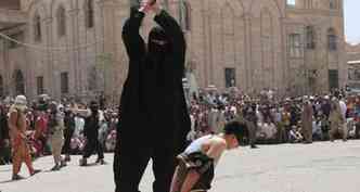 Jovem de 15 anos  decapitado em praa de Mossul(foto: Reproduo Ara News)