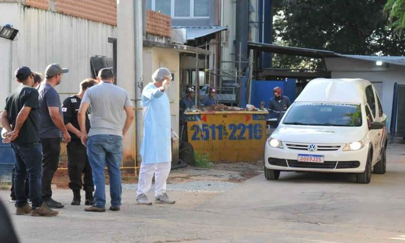 Carro funerrio deixa o IML com o corpo da auxiliar de enfermagem Gleyciane Alves Maciel Brito