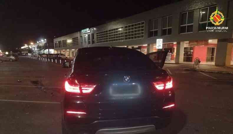 BMW X4 estacionada