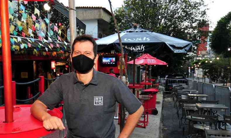 Felipe Rezende, um dos donos do Mito Bar, no Anchieta, gostaria que uso das caladas e vagas continuasse(foto: Ramon Lisboa/EM/D.A Press)