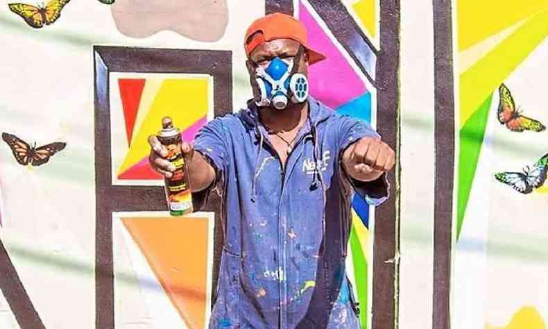 Grafiteiro, educador e empreendedor social Negro F. realizando grafite